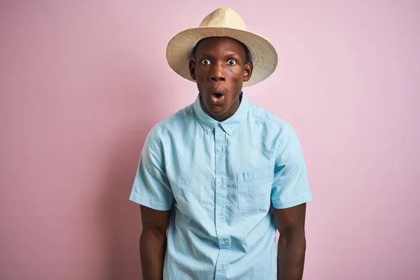 Afroamerikansk Man Bär Blå Skjorta Och Sommar Hatt Över Isolerade — Stockfoto