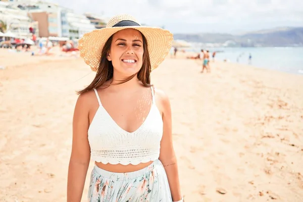 Junge Schöne Frau Lächelt Glücklich Und Genießt Den Sommerurlaub Strand — Stockfoto