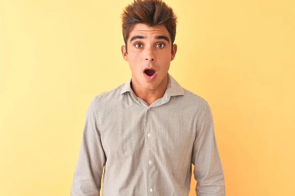 Jovem Homem Bonito Vestindo Camisa Casual Sobre Fundo Amarelo Isolado — Fotografia de Stock