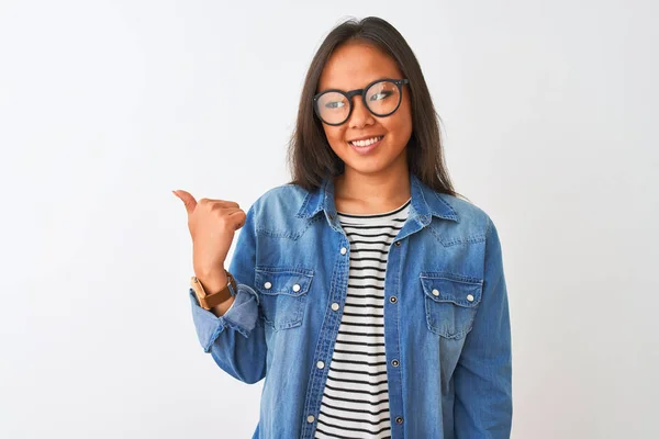 Junge Chinesin Trägt Jeanshemd Und Brille Über Isoliertem Weißem Hintergrund — Stockfoto