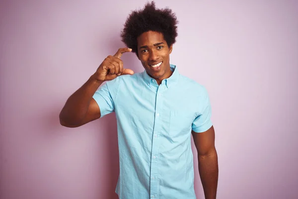 Joven Hombre Americano Con Pelo Afro Vistiendo Camisa Azul Pie —  Fotos de Stock