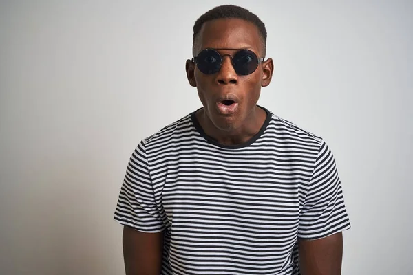 Afroamerikansk Man Bär Randig Shirt Och Solglasögon Över Isolerad Vit — Stockfoto