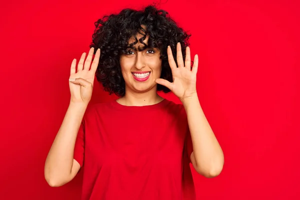 Mulher Árabe Jovem Com Cabelo Encaracolado Vestindo Shirt Casual Sobre — Fotografia de Stock