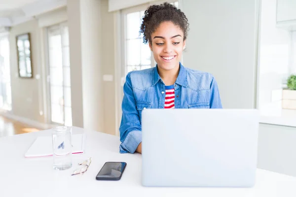 Ung Afrikansk Amerikansk Student Kvinna Använder Dator Laptop Med Lycklig — Stockfoto