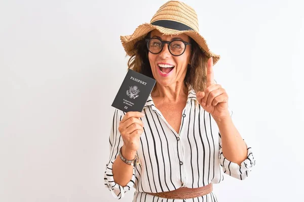 Mujer Turista Mayor Con Gafas Sombrero Con Pasaporte Sobre Fondo —  Fotos de Stock