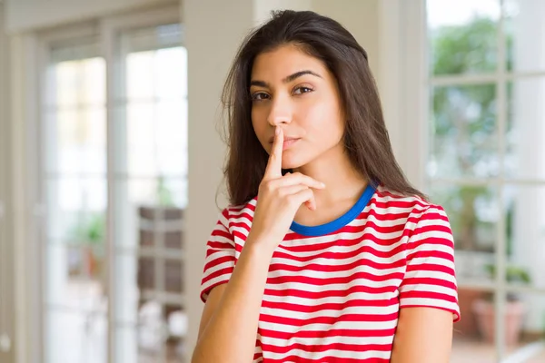 Young Beautiful Woman Thinking Wondering Hand Chin Doubt Concept — Stock Photo, Image