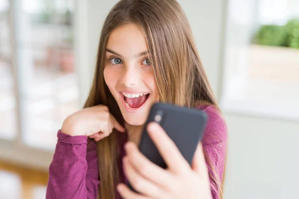 Menina Bonita Garoto Enviando Uma Mensagem Usando Smartphone Com Rosto — Fotografia de Stock