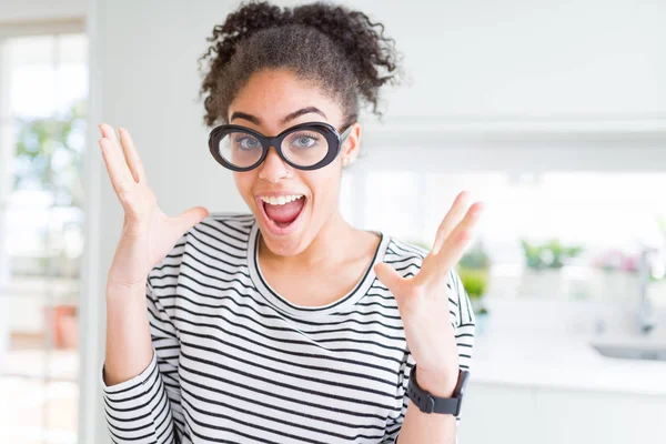 Beautiful Young African American Woman Afro Hair Wearing Glasses Celebrating — Stock Photo, Image