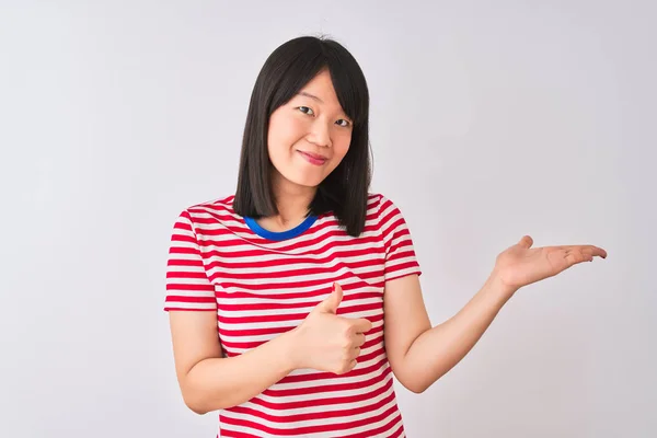 Jonge Mooie Chinese Vrouw Draagt Rood Gestreepte Shirt Geïsoleerde Witte — Stockfoto