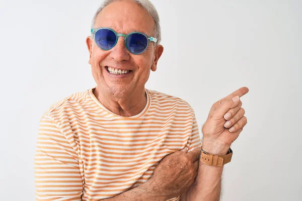 Senior Γκρι Μαλλιά Άνδρας Φορώντας Ριγέ Shirt Και Γυαλιά Ηλίου — Φωτογραφία Αρχείου