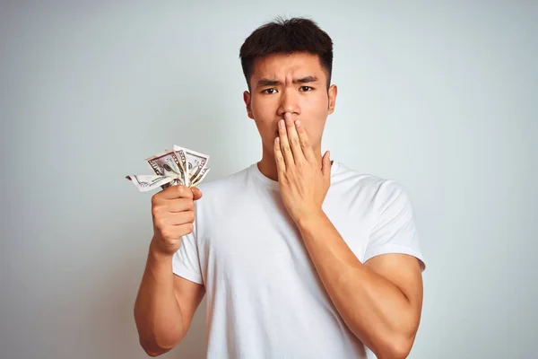 Joven Asiático Chino Hombre Sosteniendo Dólares Pie Sobre Aislado Fondo — Foto de Stock