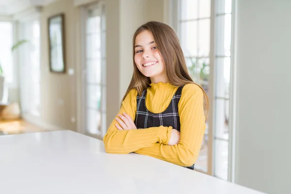 Mooi Jong Meisje Kind Zit Tafel Gelukkig Gezicht Glimlachend Met — Stockfoto