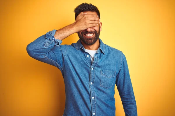 Jovem Índio Vestindo Camisa Jeans Sobre Fundo Amarelo Isolado Sorrindo — Fotografia de Stock