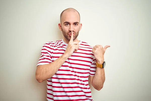 Jeune Homme Chauve Barbe Portant Shirt Rouge Rayé Décontracté Sur — Photo