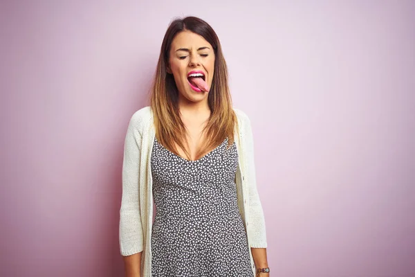 Joven Hermosa Mujer Pie Sobre Rosa Aislado Fondo Que Sobresale — Foto de Stock