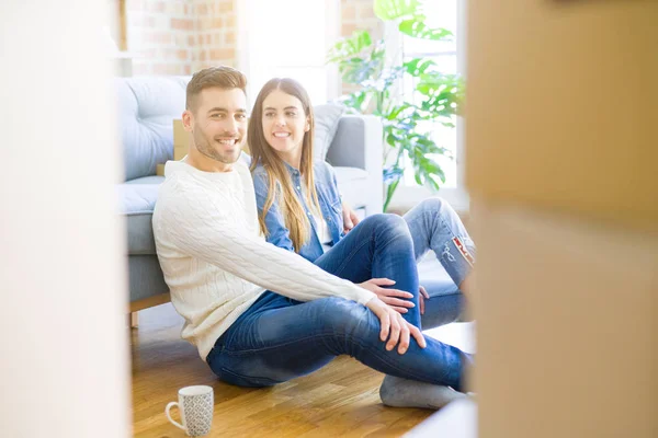 Junges Schönes Paar Sitzt Auf Dem Boden Der Neuen Wohnung — Stockfoto