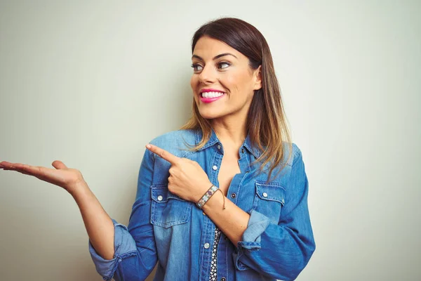 Jonge Mooie Vrouw Staande Geïsoleerde Achtergrond Verbaasd Glimlachend Naar Camera — Stockfoto