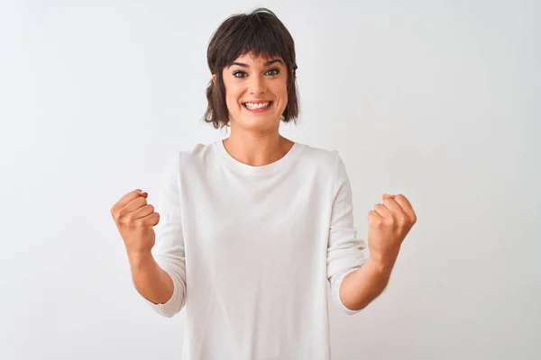 Mujer Hermosa Joven Con Camiseta Casual Pie Sobre Fondo Blanco — Foto de Stock