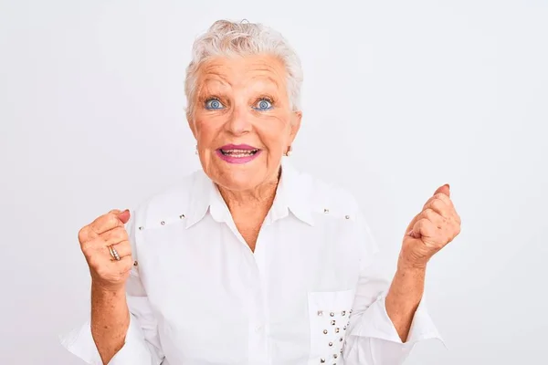 Senior Grauhaarige Frau Elegantem Hemd Vor Isoliertem Weißen Hintergrund Sehr — Stockfoto