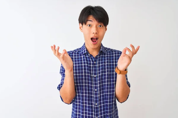 Jovem Chinês Vestindo Camisa Azul Casual Sobre Fundo Branco Isolado — Fotografia de Stock