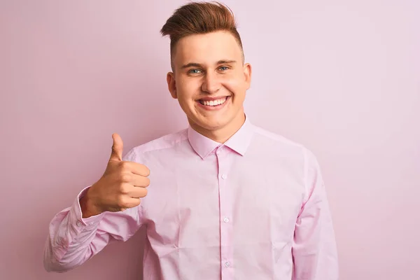 Mladý Pohledný Obchodník Elegantní Košili Stojící Nad Izolovaným Růžovým Pozadím — Stock fotografie