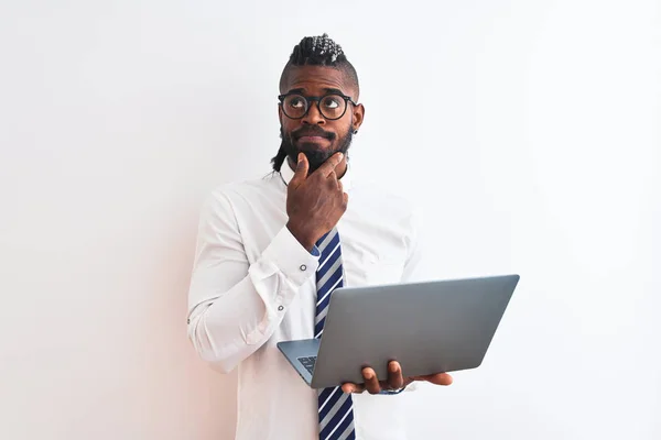 Afrikaans Amerikaanse Zakenman Met Vlechten Met Laptop Geïsoleerde Witte Achtergrond — Stockfoto