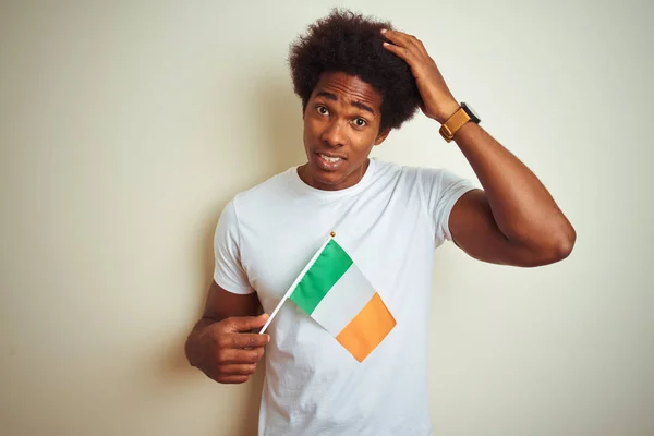 Νεαρός Αφροαμερικάνος Που Κρατάει Ιρλανδική Σημαία Πάνω Από Απομονωμένο Λευκό — Φωτογραφία Αρχείου