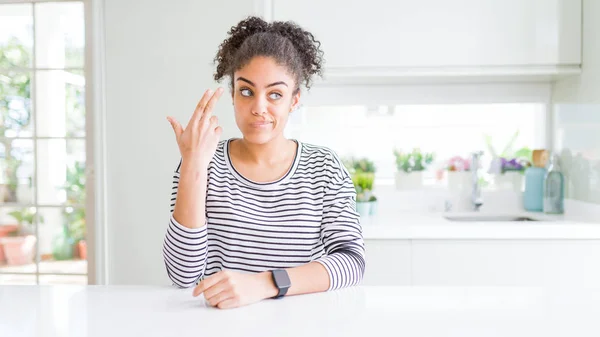 Mulher Americana Africana Bonita Com Cabelo Afro Vestindo Camisola Listrada — Fotografia de Stock