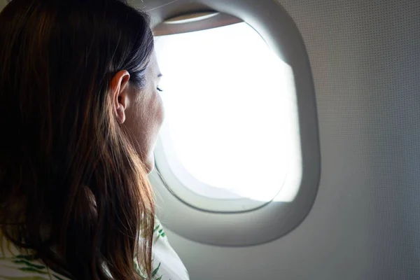 Jonge Reiziger Vrouw Zittend Het Vliegtuig Luchthaven Met Uitzicht Lucht — Stockfoto