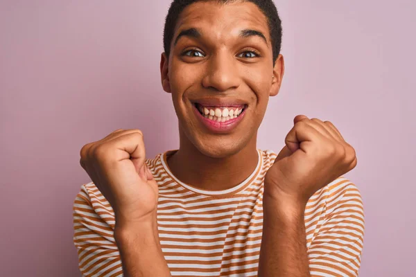 Jovem Bonito Árabe Homem Vestindo Listrado Shirt Sobre Isolado Rosa — Fotografia de Stock