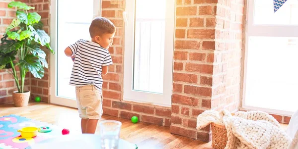 Menino Criança Bonita Jardim Infância Com Lotes Brinquedos — Fotografia de Stock