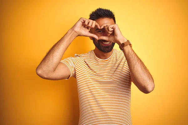 Jeune Homme Indien Portant Shirt Debout Sur Fond Jaune Isolé — Photo