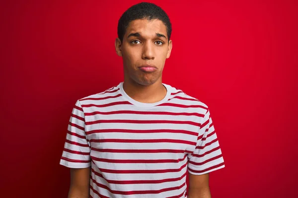 Junger Gutaussehender Arabischer Mann Der Gestreiftes Shirt Über Isoliertem Rotem — Stockfoto