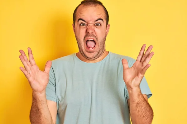 Jongeman Met Een Groen Casual Shirt Geïsoleerde Gele Achtergrond Die — Stockfoto