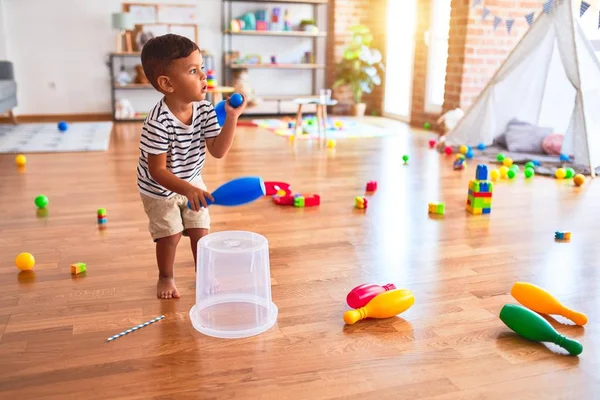 Beau Tout Petit Garçon Jouant Tambour Aide Skitlle Panier Plastique — Photo