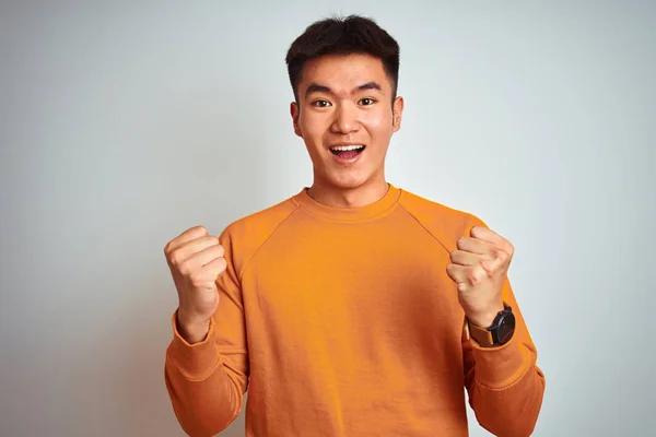 Joven Asiático Chino Vestido Con Suéter Naranja Pie Sobre Fondo —  Fotos de Stock