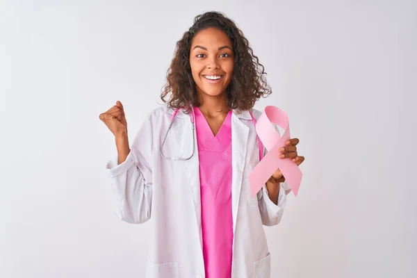 Joven Doctora Brasileña Sosteniendo Cinta Cáncer Sobre Fondo Blanco Aislado — Foto de Stock