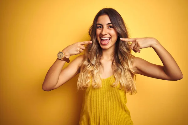 Mulher Bonita Nova Vestindo Shirt Sobre Fundo Isolado Amarelo Sorrindo — Fotografia de Stock