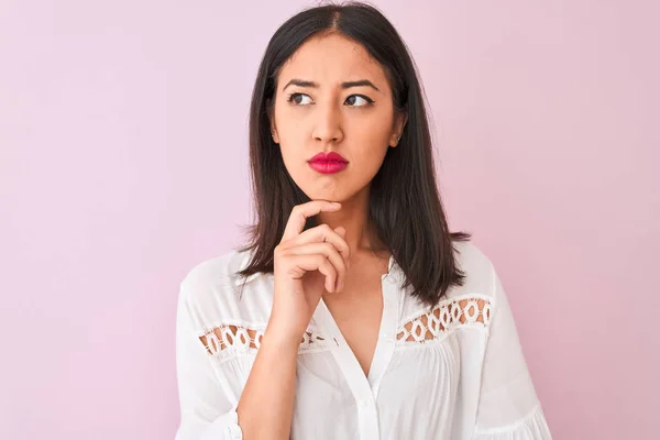 Mujer China Joven Con Camisa Verano Pie Sobre Fondo Rosa —  Fotos de Stock