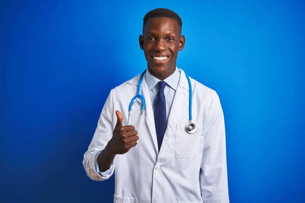 Homem Médico Afro Americano Vestindo Estetoscópio Sobre Fundo Azul Isolado — Fotografia de Stock