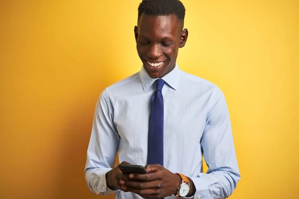 Hombre Negocios Afroamericano Usando Teléfono Inteligente Pie Sobre Fondo Amarillo —  Fotos de Stock
