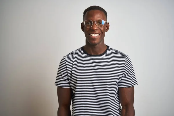 Hombre Afroamericano Con Camiseta Rayas Gafas Sobre Fondo Blanco Aislado — Foto de Stock