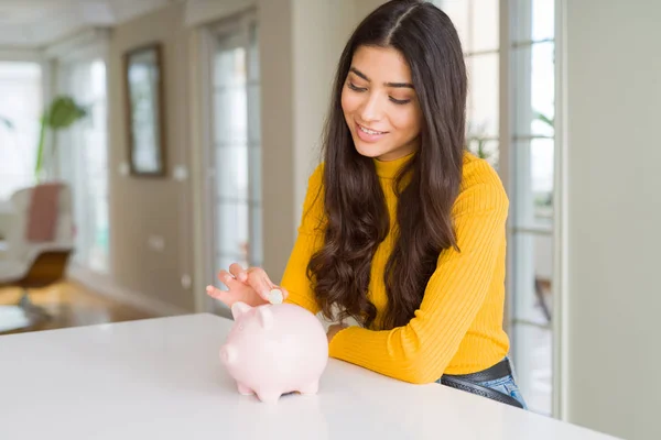 Close Van Vrouw Glimlachen Zetten Een Munt Binnen Piggy Bank — Stockfoto