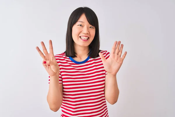 Joven Hermosa Mujer China Vistiendo Camiseta Rayas Rojas Sobre Fondo — Foto de Stock