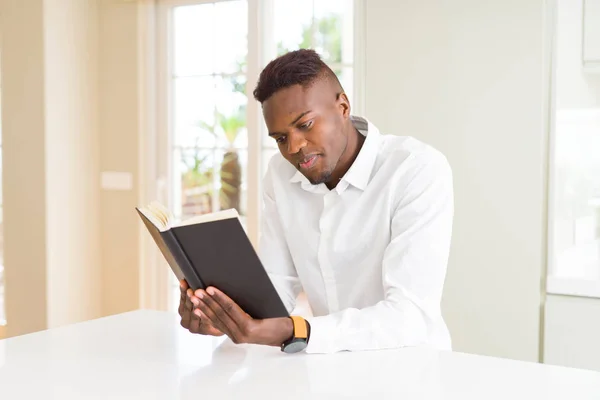 Молодий Африканський Чоловік Читає Книгу Вивчаючи Умілість — стокове фото