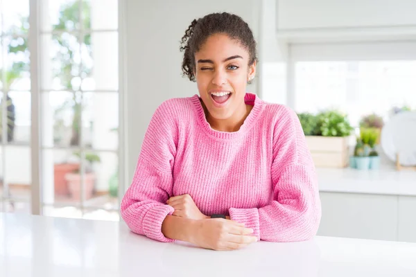 Mulher Americana Africana Bonita Com Cabelo Afro Vestindo Camisola Rosa — Fotografia de Stock