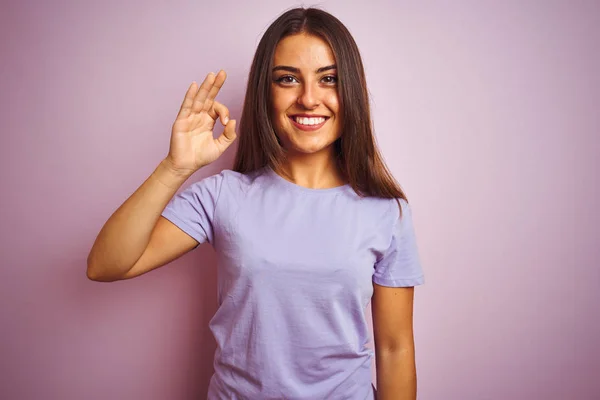 Junge Schöne Frau Lässigem Shirt Das Über Isoliertem Rosa Hintergrund — Stockfoto