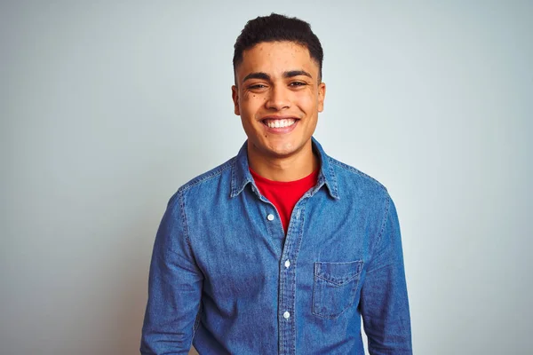 Jovem Brasileiro Vestindo Camisa Jeans Sobre Fundo Branco Isolado Com — Fotografia de Stock