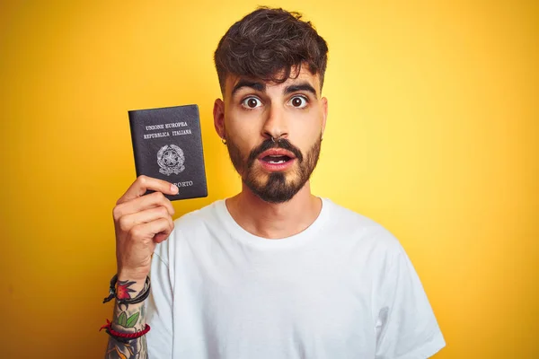 Молодий Чоловік Татуюванням Італійському Паспорті Через Ізольоване Жовте Тло Налякане — стокове фото