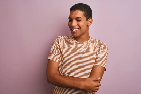 Homem Árabe Bonito Jovem Vestindo Shirt Listrada Sobre Fundo Rosa — Fotografia de Stock